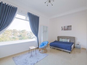 6 bedrooms, desk, iron/ironing board, free WiFi