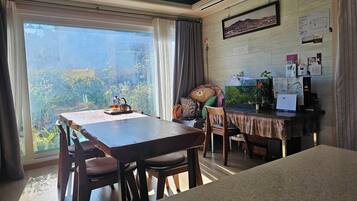 Chambre Familiale | Coin séjour | Chauffage par le sol