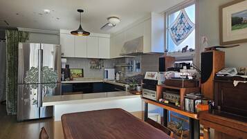 Perhehuone | Yksityinen keittiö | Minijääkaappi, mikroaaltouuni, keittoastiat/astiat/ruokailuvälineet