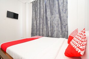 Deluxe Suite | Desk, free WiFi, bed sheets - OYO Flagship 318 K1 UPN Rungkut Madya (Surabaya)