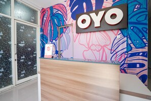 Reception - OYO Flagship 318 K1 UPN Rungkut Madya (Surabaya)