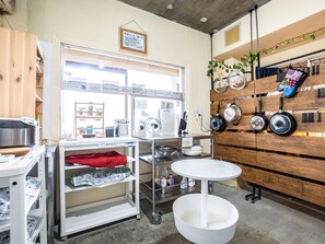 デラックス ツインルーム | 専用キッチン | 大型冷蔵庫、電子レンジ、コンロ、電気ポット