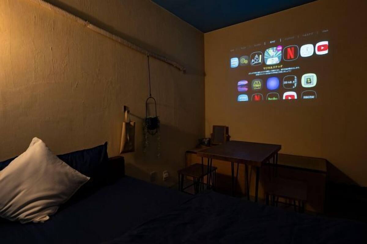 Escritorio, espacio para trabajar con laptop y wifi gratis