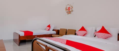 Family Room | Desk, free WiFi, bed sheets