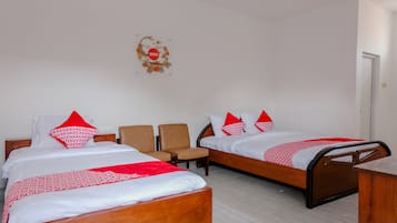 Kamar Keluarga | Meja kerja, Wi-Fi gratis, dan seprai linen