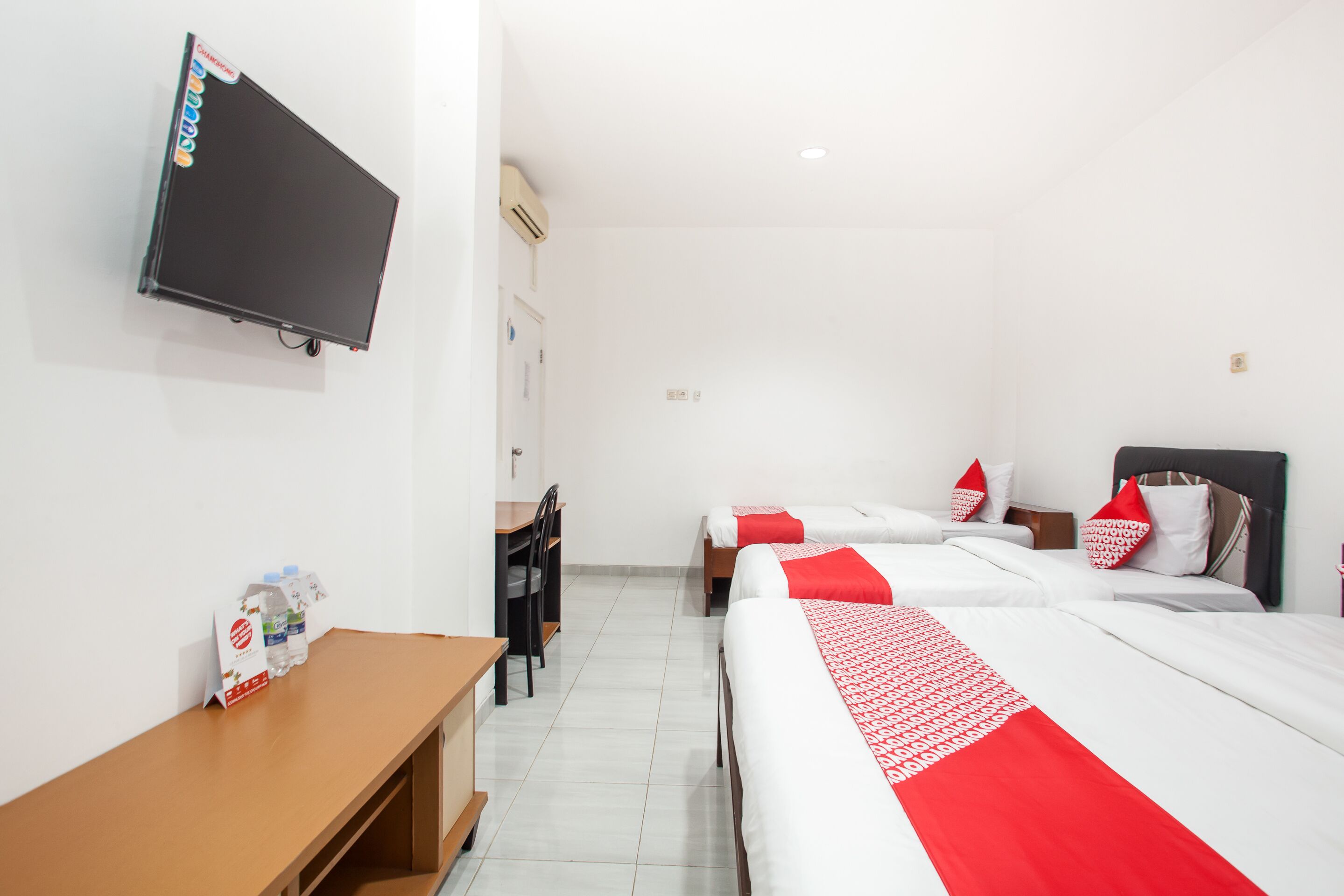 Desk, WiFi (free), bed sheets