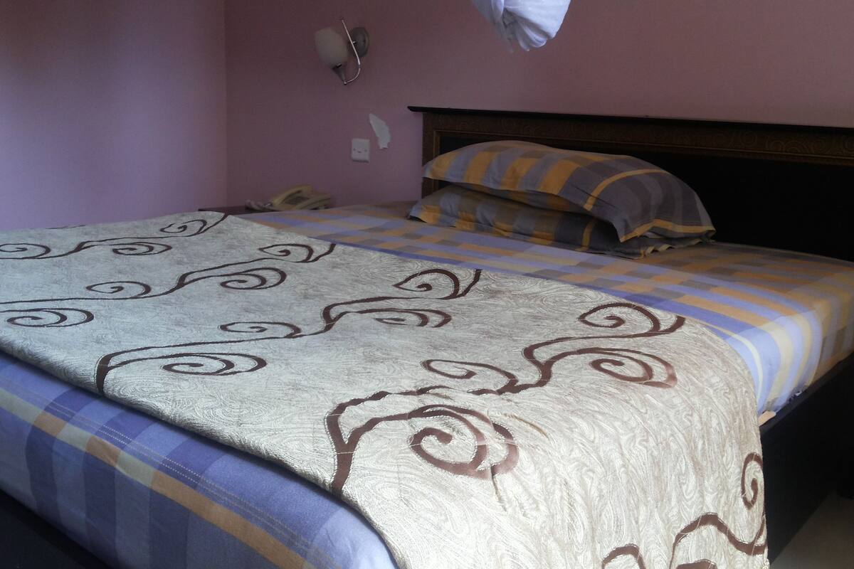 Deluxe Single Room | Meja, kalis bunyi, cadar katil 