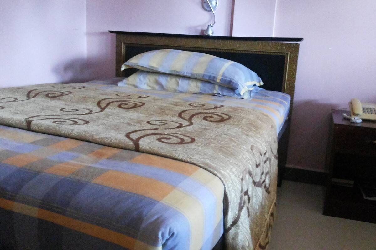 Meja, kalis bunyi, cadar katil 