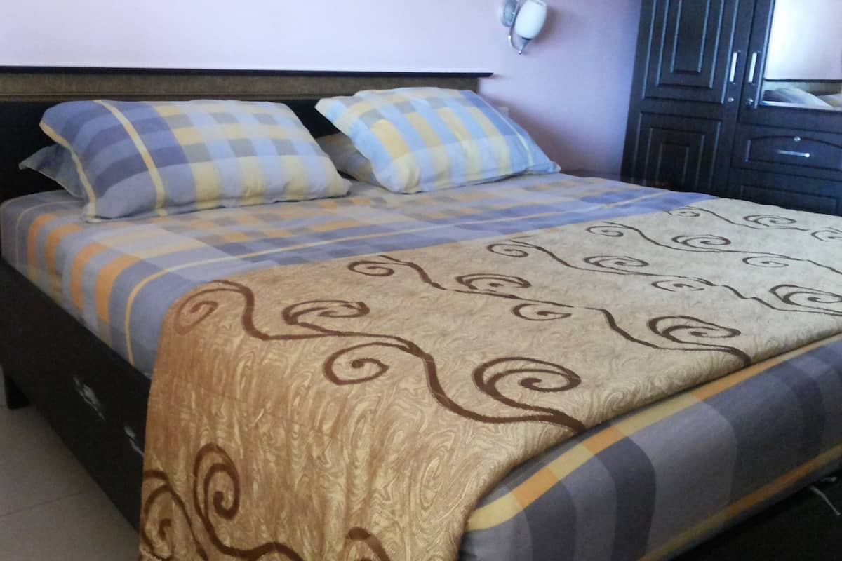Meja, kalis bunyi, cadar katil 