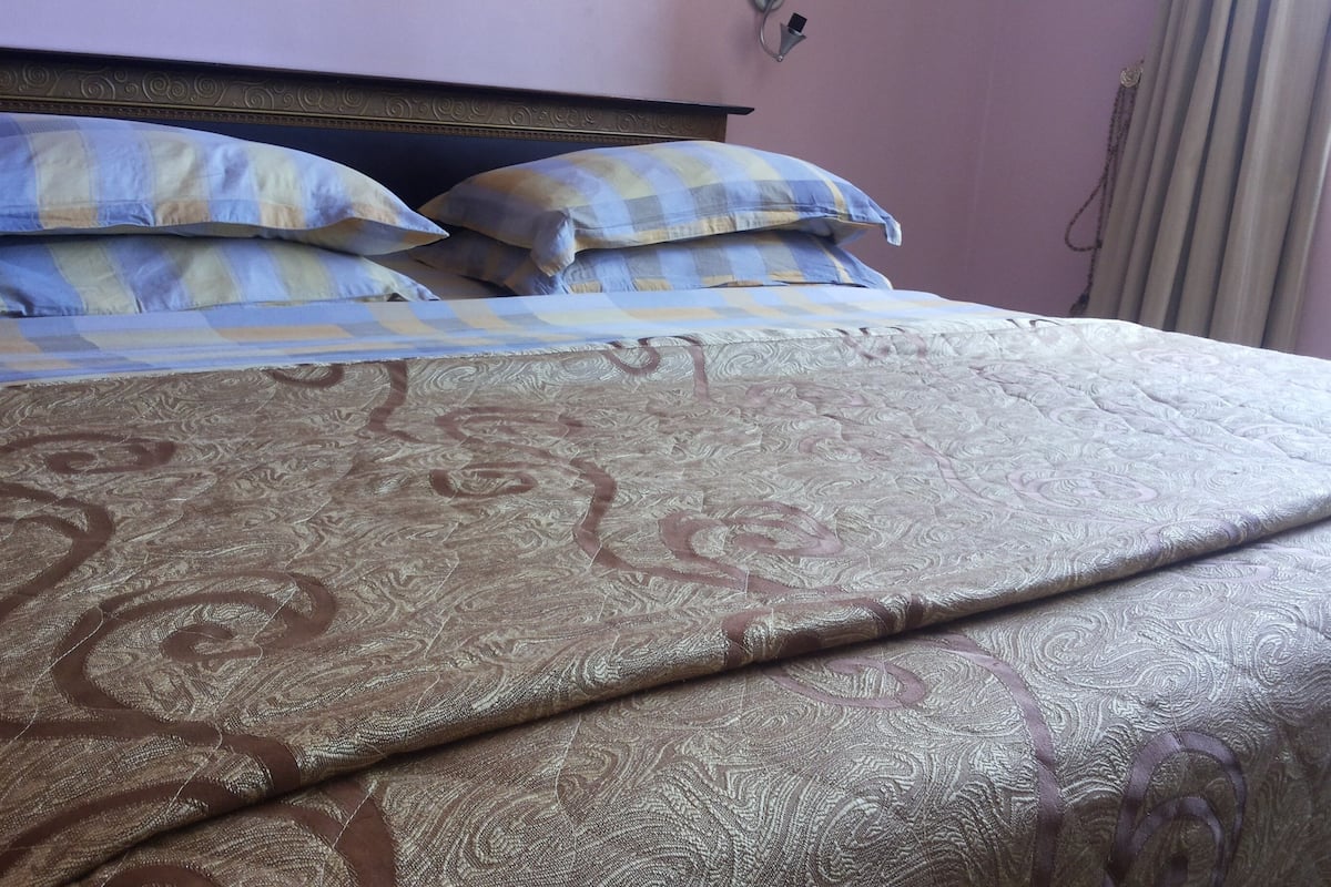 Deluxe Suite, Balcony | Meja, kalis bunyi, cadar katil 