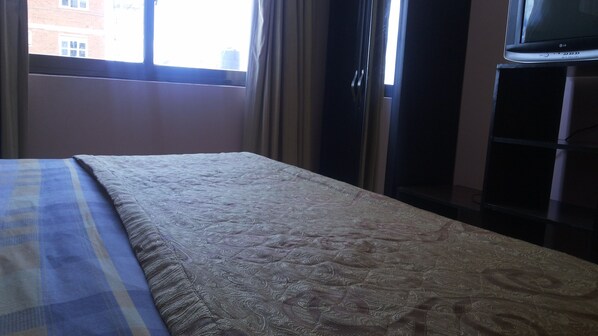 1 bedroom, desk, soundproofing, bed sheets