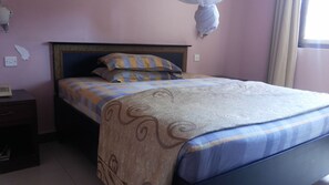 Habitación individual Deluxe | Escritorio, insonorización y ropa de cama 