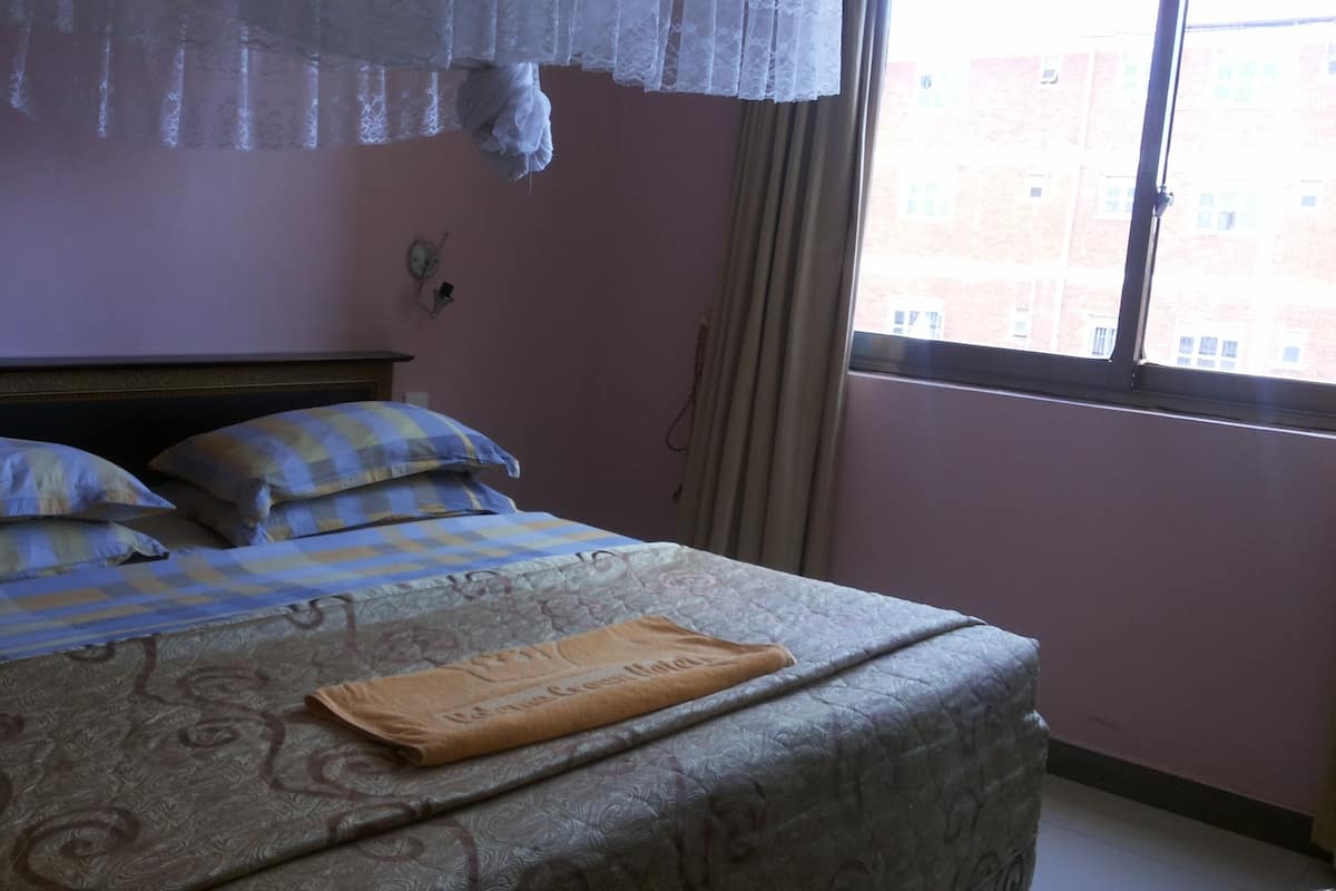 Deluxe Double Room | Meja, kalis bunyi, cadar katil 