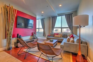 TV, Netflix, streaming services - Center City | Spacious | Hosted By StayRafa (Philadelphia)