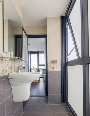 Bathroom - Scewin Nine Housing - managed by Hostesk (Hanoi)
