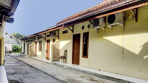 Una calle estrecha con edificios de techos de tejas y paredes de ladrillo.