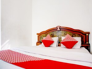 Standard Double Room - OYO 1187 Penginapan Bunda (Pelabuhan Ratu)