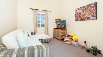 Maison, 4 chambres | Coin séjour | TV connectée