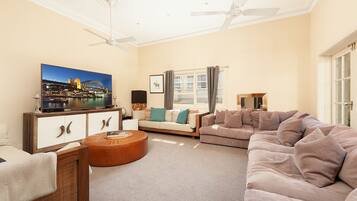 Maison, 4 chambres | Coin séjour | TV connectée