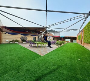 Una piscina al aire libre