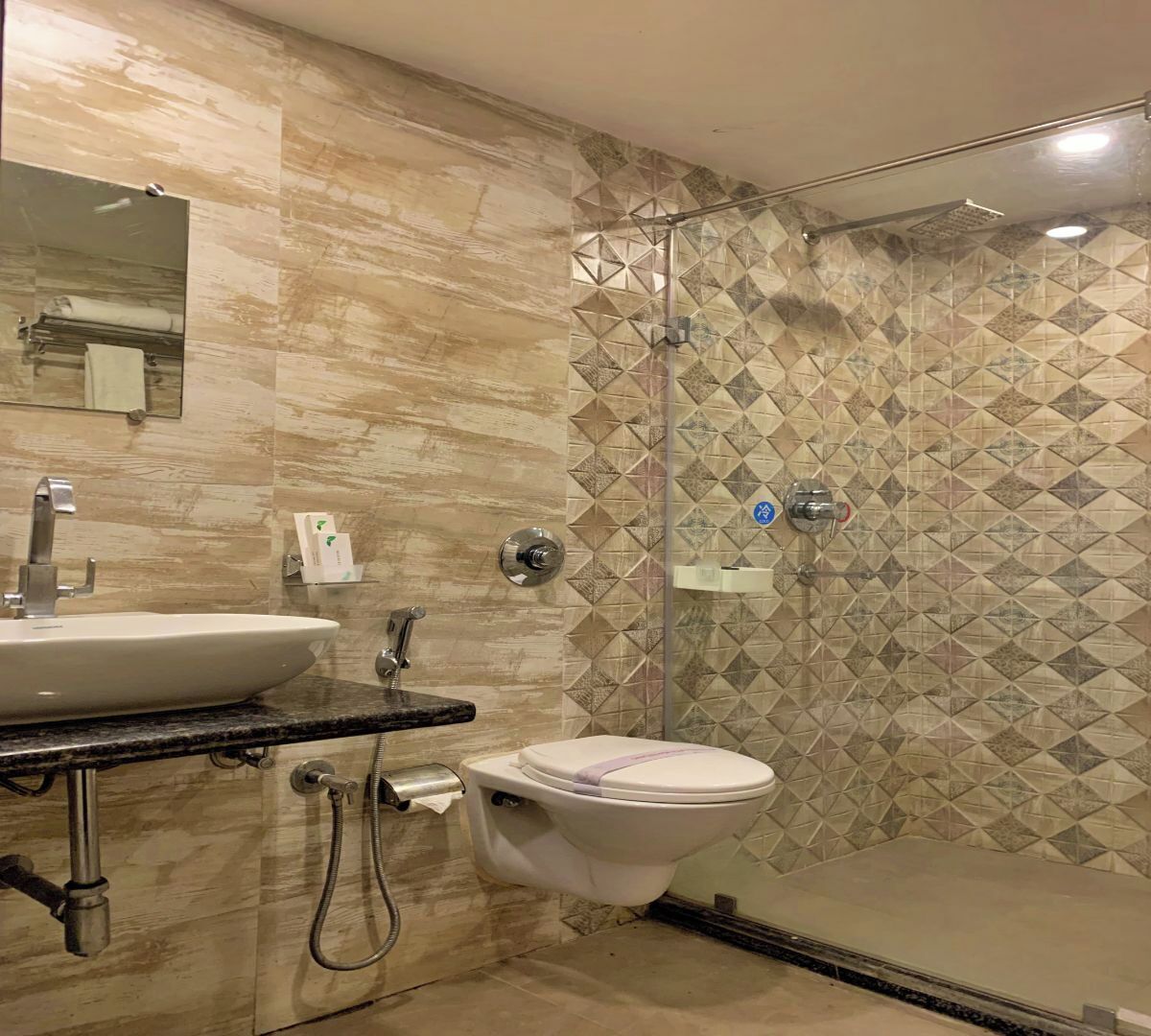Un baño con lavamanos, inodoro y ducha.