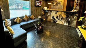 Un área de estar moderna con un sofá, una mesa de centro y una pared decorativa con un mapa del mundo.
