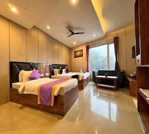 Family Suite | 1 bedroom, hypo-allergenic bedding, down duvets, memory-foam beds