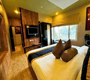 Luxury Suite | 1 bedroom, hypo-allergenic bedding, down duvets, memory-foam beds - Hotel Runway Inn (Pindra)