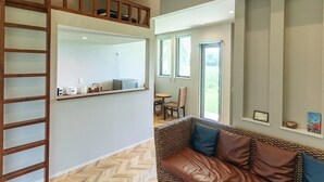 Villa (with Loft) | Oppholdsområde | En 50-tommers Flatskjerm-TV med digitale kanaler samt TV