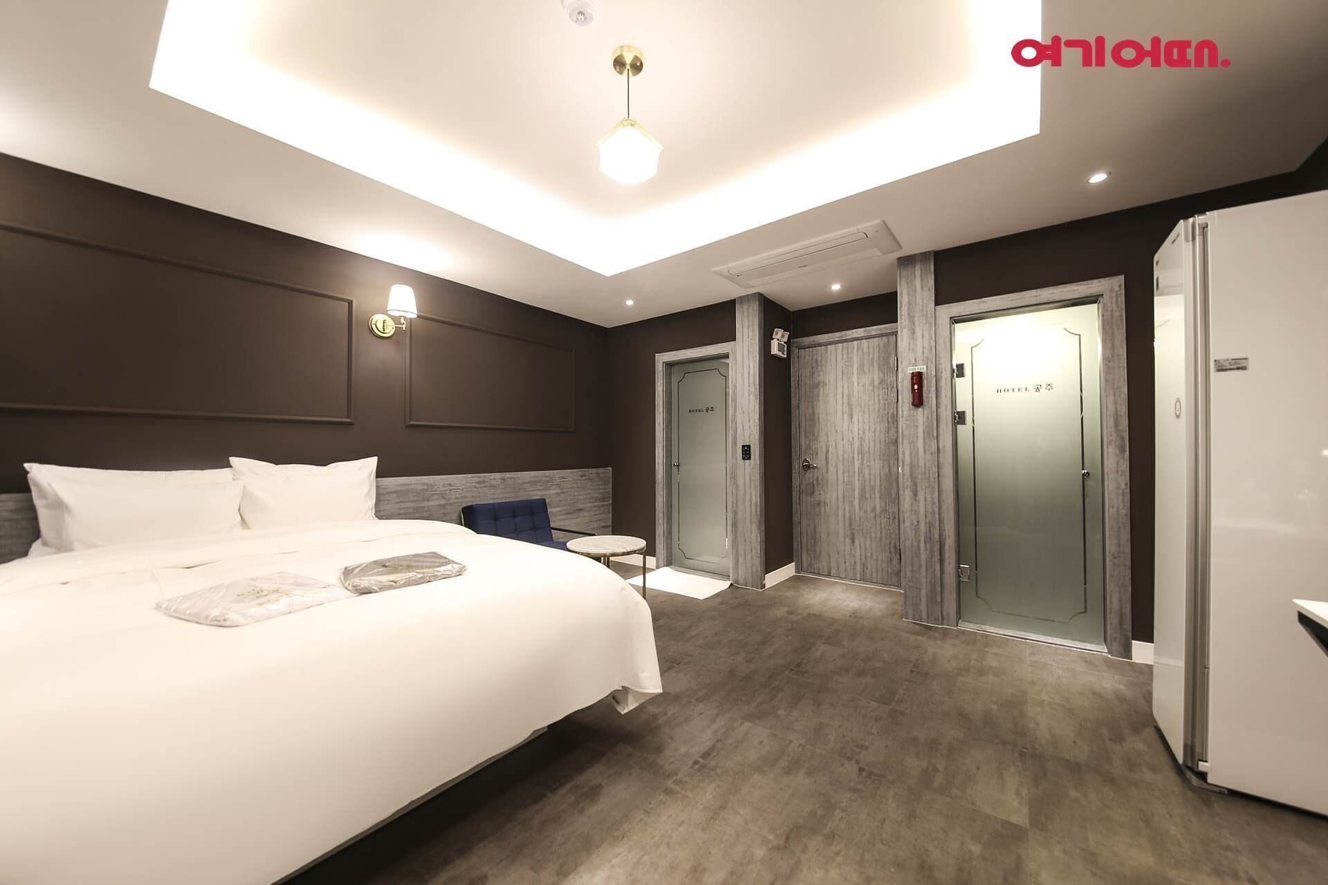 C Deluxe Room, River View | Wi-fi (inkludert) og sengetøy