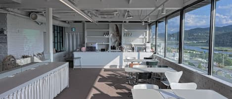 Daily buffet breakfast (KRW 10000 per person)