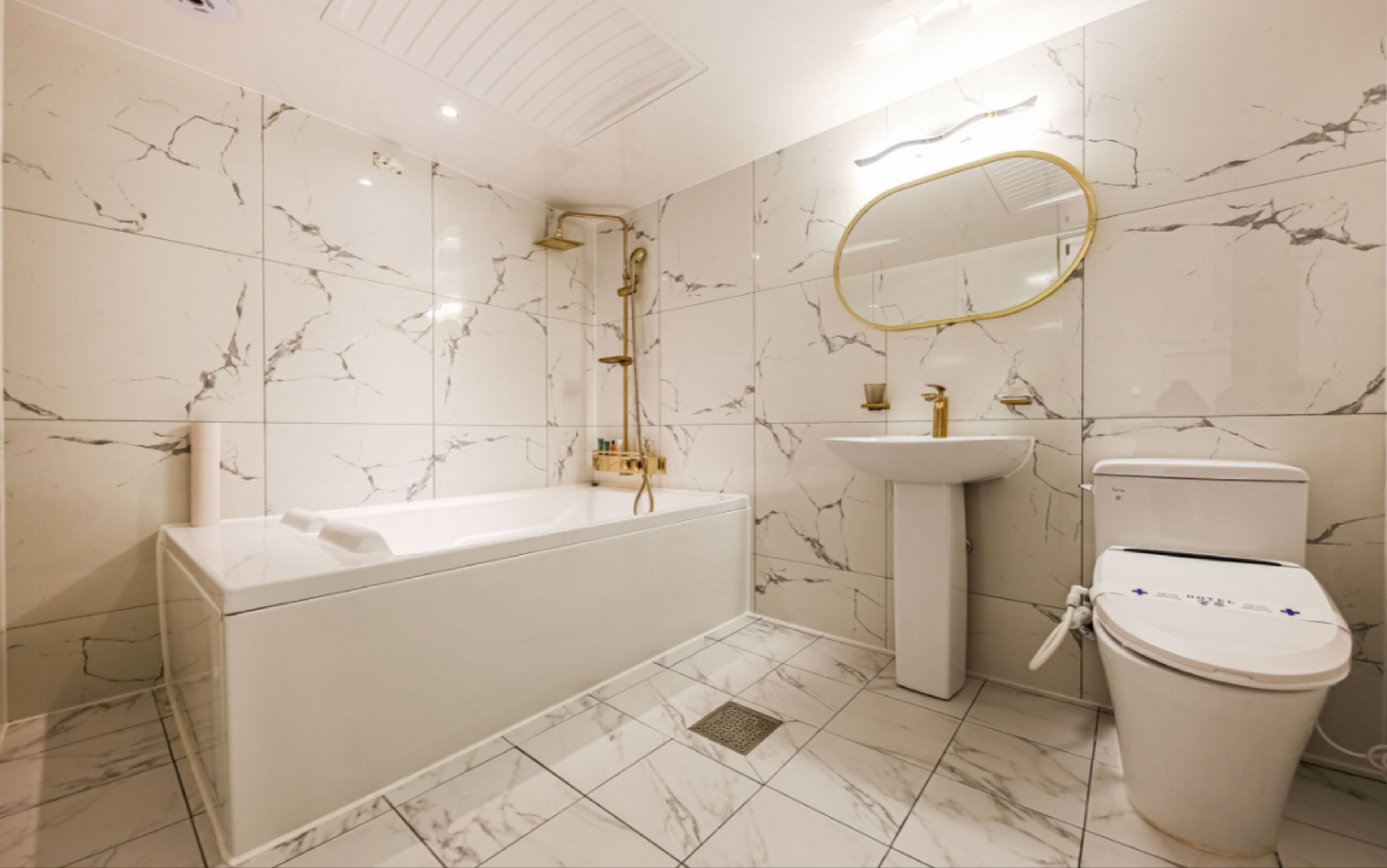 e suite | bathroom | shower, hair dryer, bidet, towels