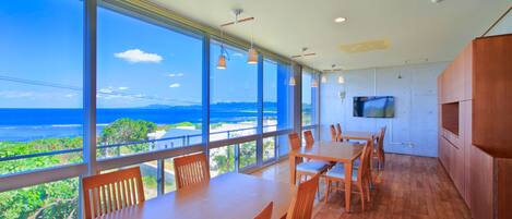 Private Vacation Home | Living area | Flat-screen TV