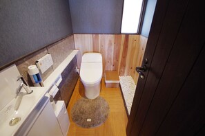 Bañera con ducha, artículos de tocador gratuitos, secador de pelo