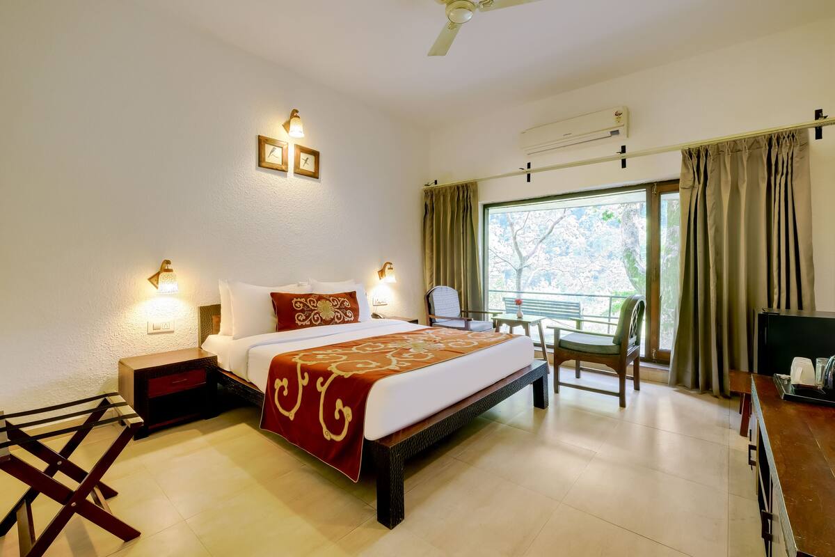 Egyptian cotton sheets, premium bedding, in-room safe, desk