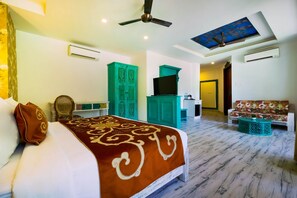Suite, Balcony | 1 bedroom, Egyptian cotton sheets, premium bedding, in-room safe