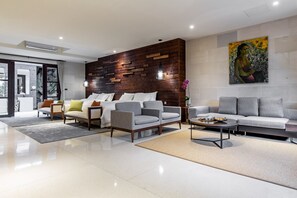 Quadrupla Luxury, vista cortile | Una scrivania, Wi-Fi gratuito