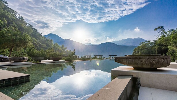 Un espace piscine extérieur paisible, offrant une vue dégagée sur les montagnes en arrière-plan.