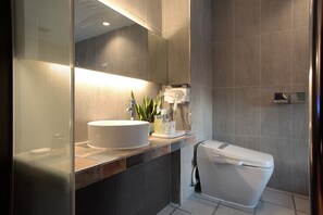 Deluxe Room | Bathroom