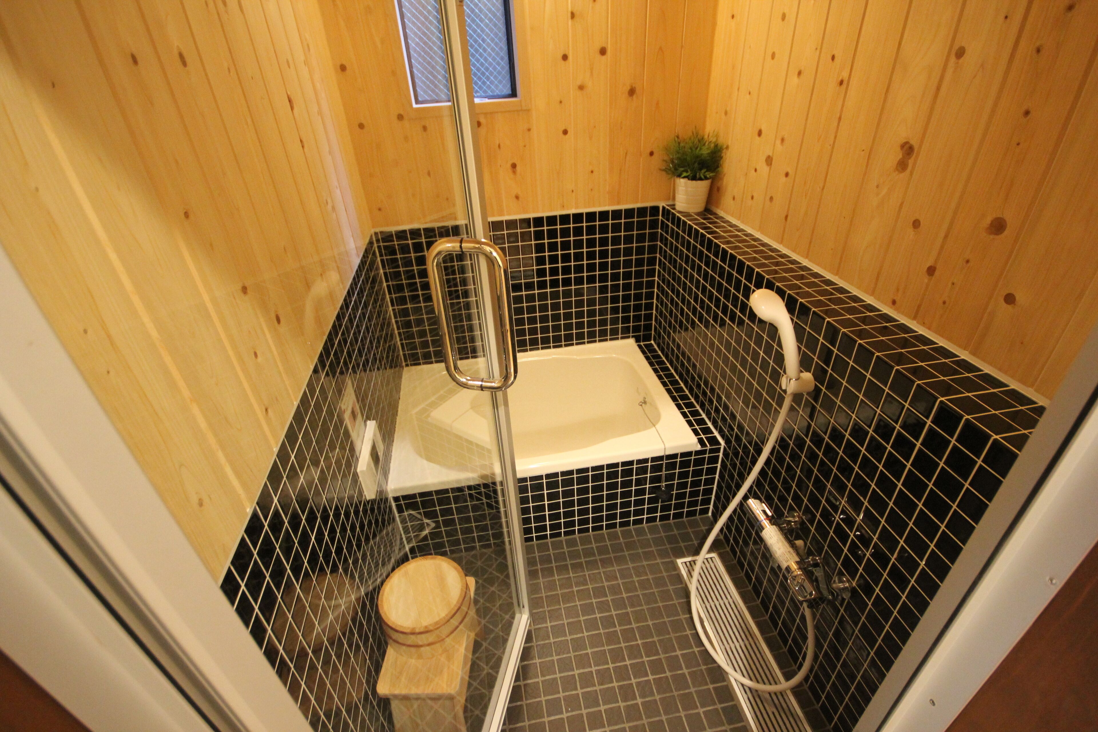 Casa (Private Vacation Home) | Baño | Bañera y ducha independientes y artículos de higiene personal gratuitos