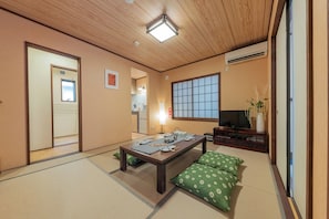 Private Vacation Home | 2 bedrooms, WiFi (free), bed sheets - Yadoya Hakutei-An (Tokyo)