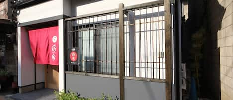 Overnatningsstedets indgangsparti