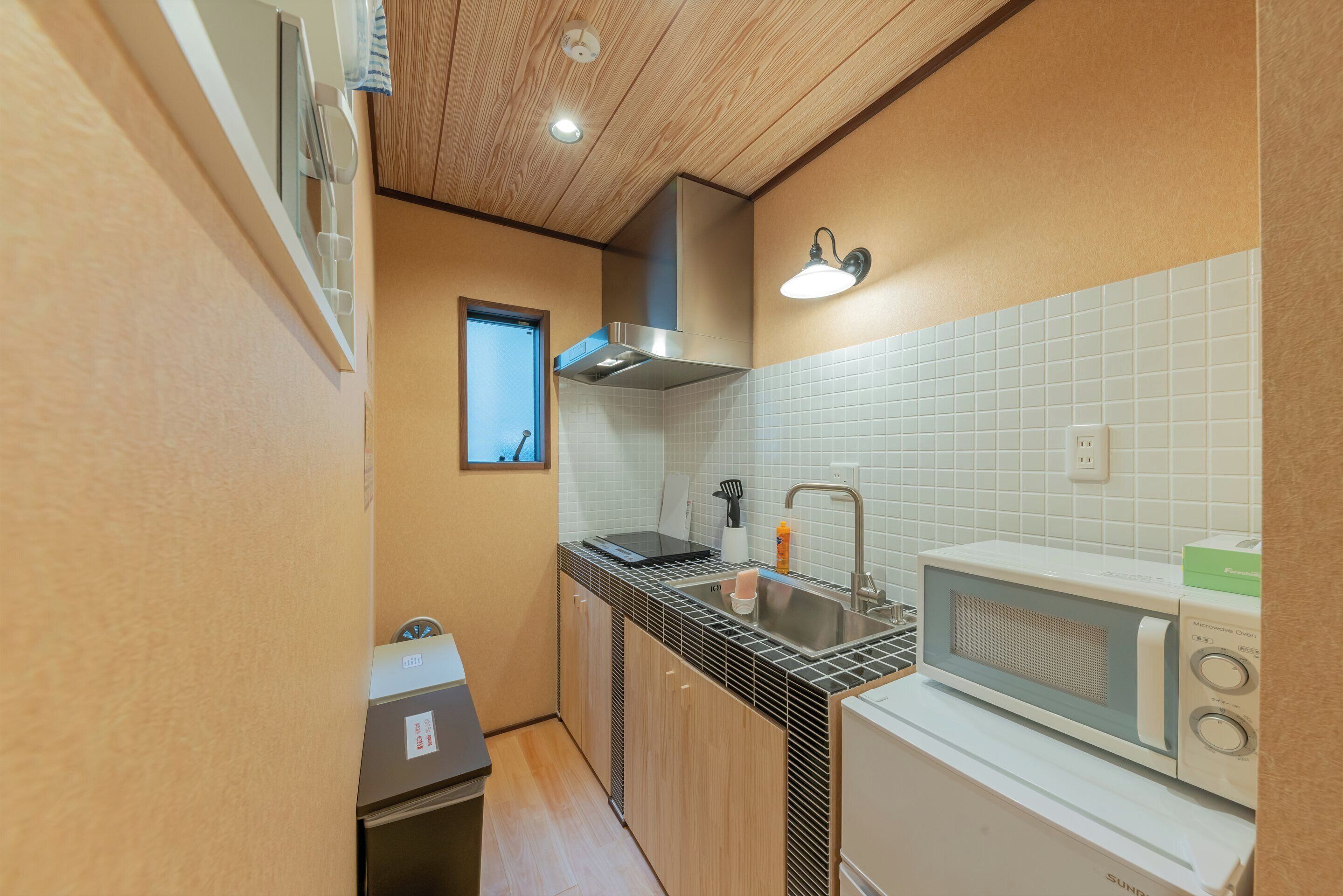 Casa (Private Vacation Home) | Cozinha americana privada | Geladeira, micro-ondas, cooktop, panela elétrica de arroz