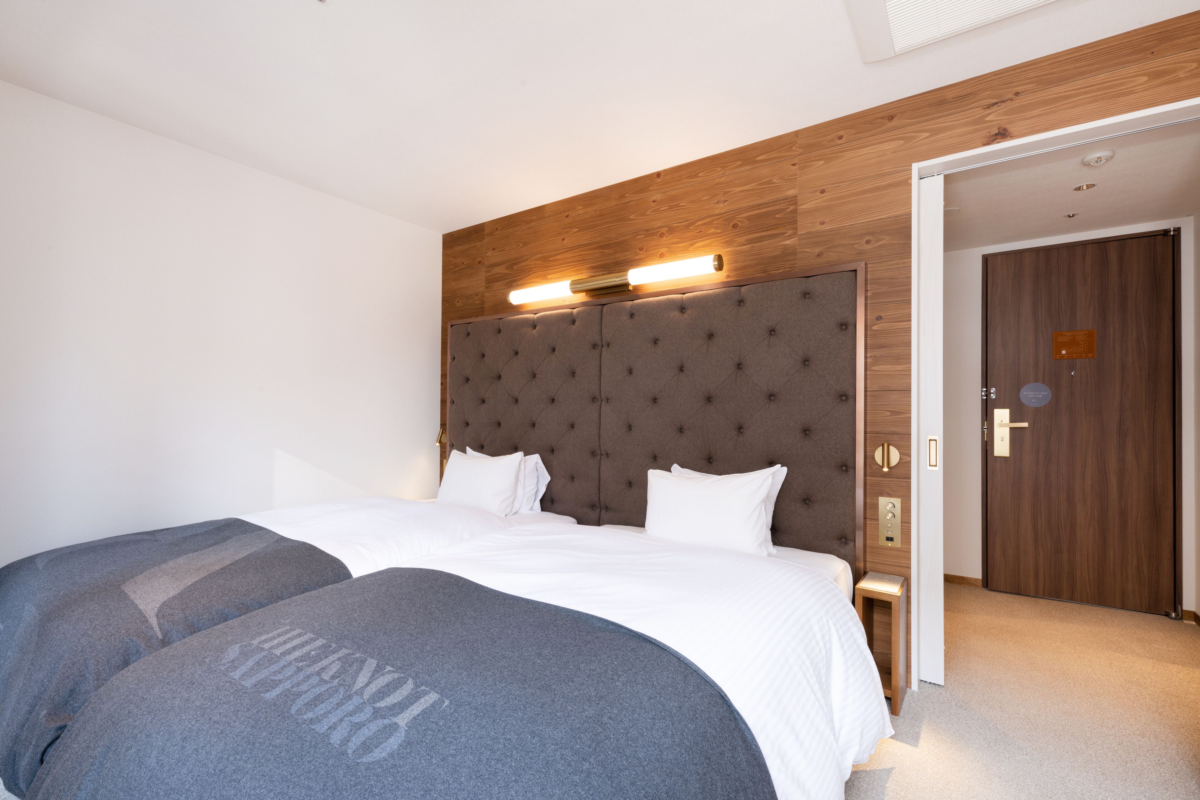 Superior-huone, tupakointi kielletty, kaupunkinäköala (2 Twin Beds, Tram&City View) | Untuvapeitot, tallelokero huoneessa, pimennysverhot, ilmainen Wi-Fi