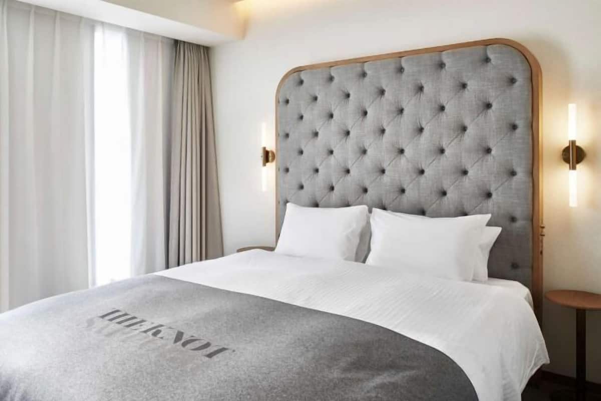 Cubrecamas, caja de seguridad en la habitación y cortinas blackout