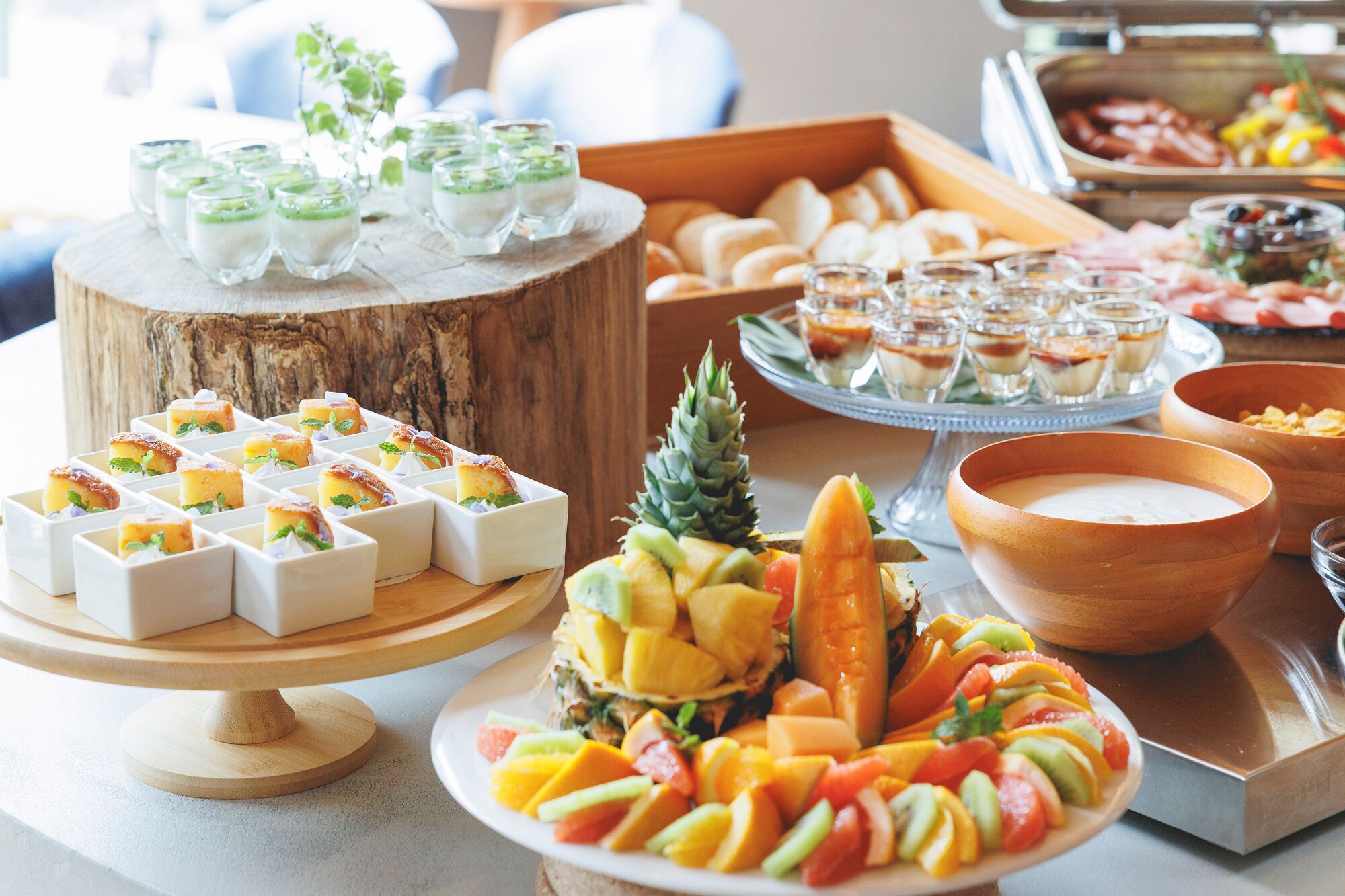 Een buffet met diverse gerechten, waaronder fruit, desserts en voorgerechten.