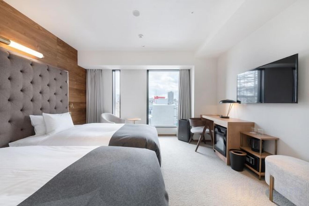Down comforters, in-room safe, blackout drapes, WiFi (free)