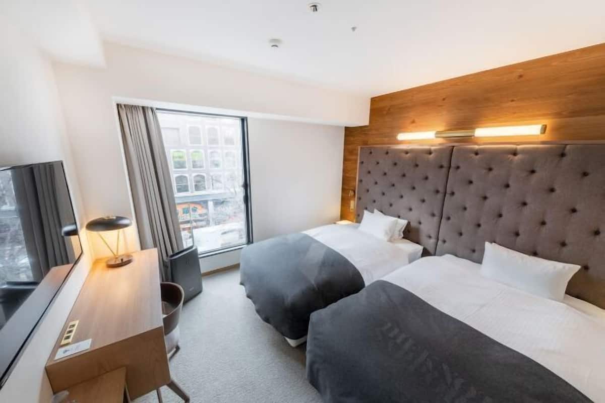 Down duvets, in-room safe, blackout curtains, free WiFi
