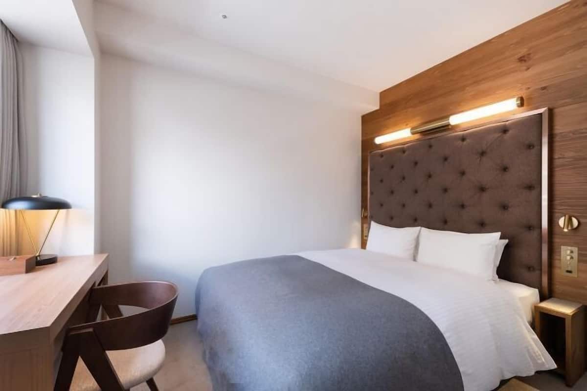 Down duvets, in-room safe, blackout curtains, free WiFi