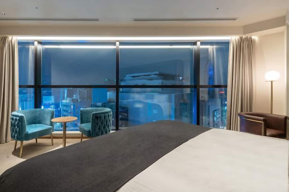 Down duvets, in-room safe, blackout curtains, free WiFi